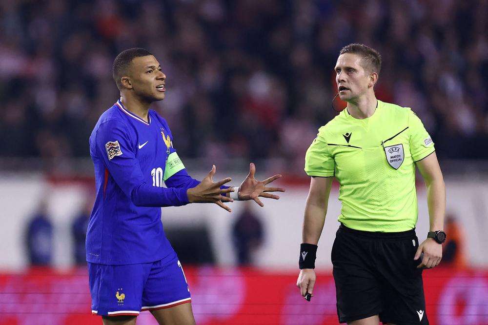 体育拼盘：年轻教头成新宠 当今足坛谁已是佼佼者？.